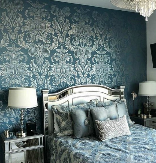 Dinding dengan pola damask yang memberikan kesan mewah